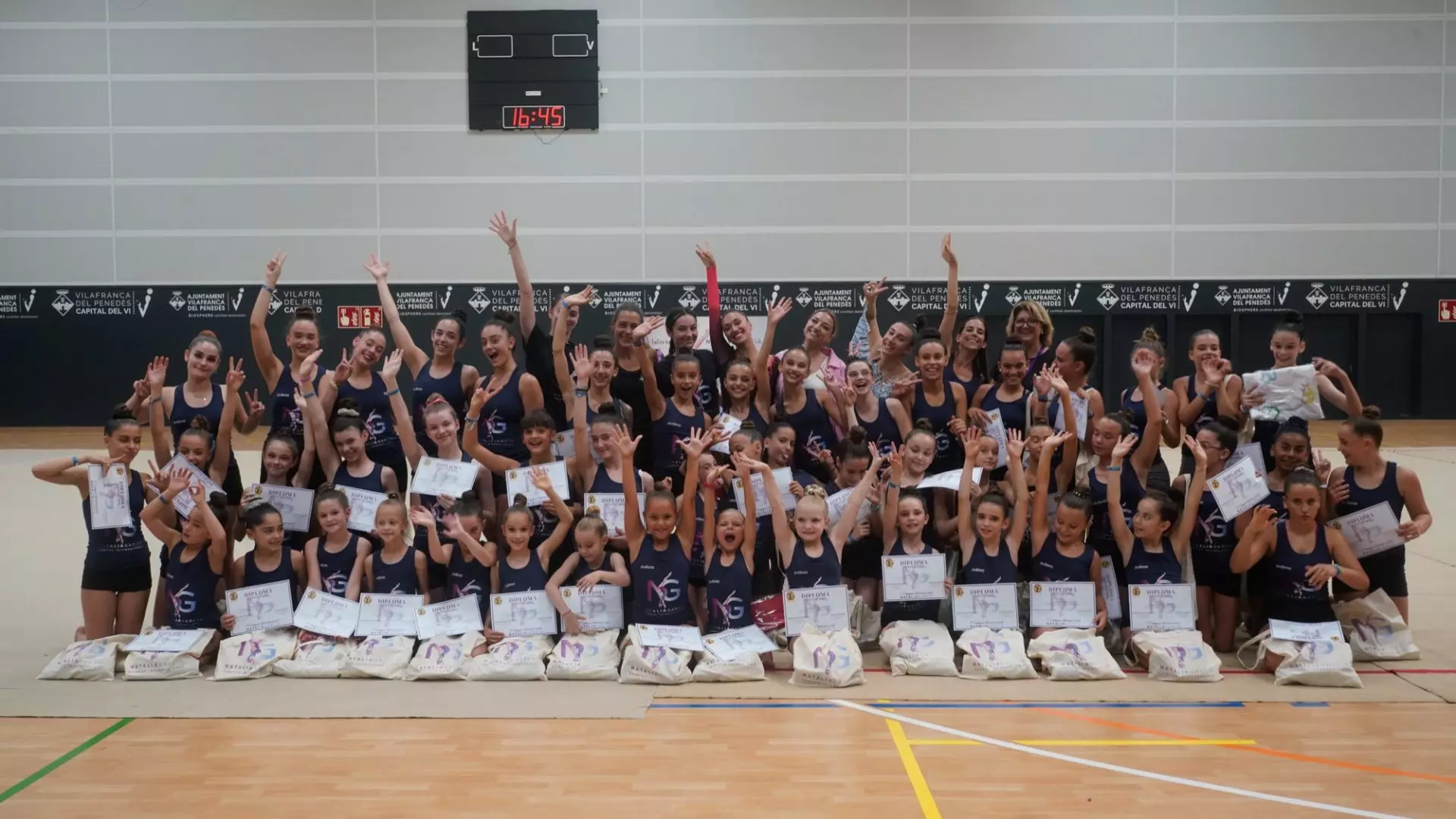 Grupo de gimnastas participantes del campus de tecnificación