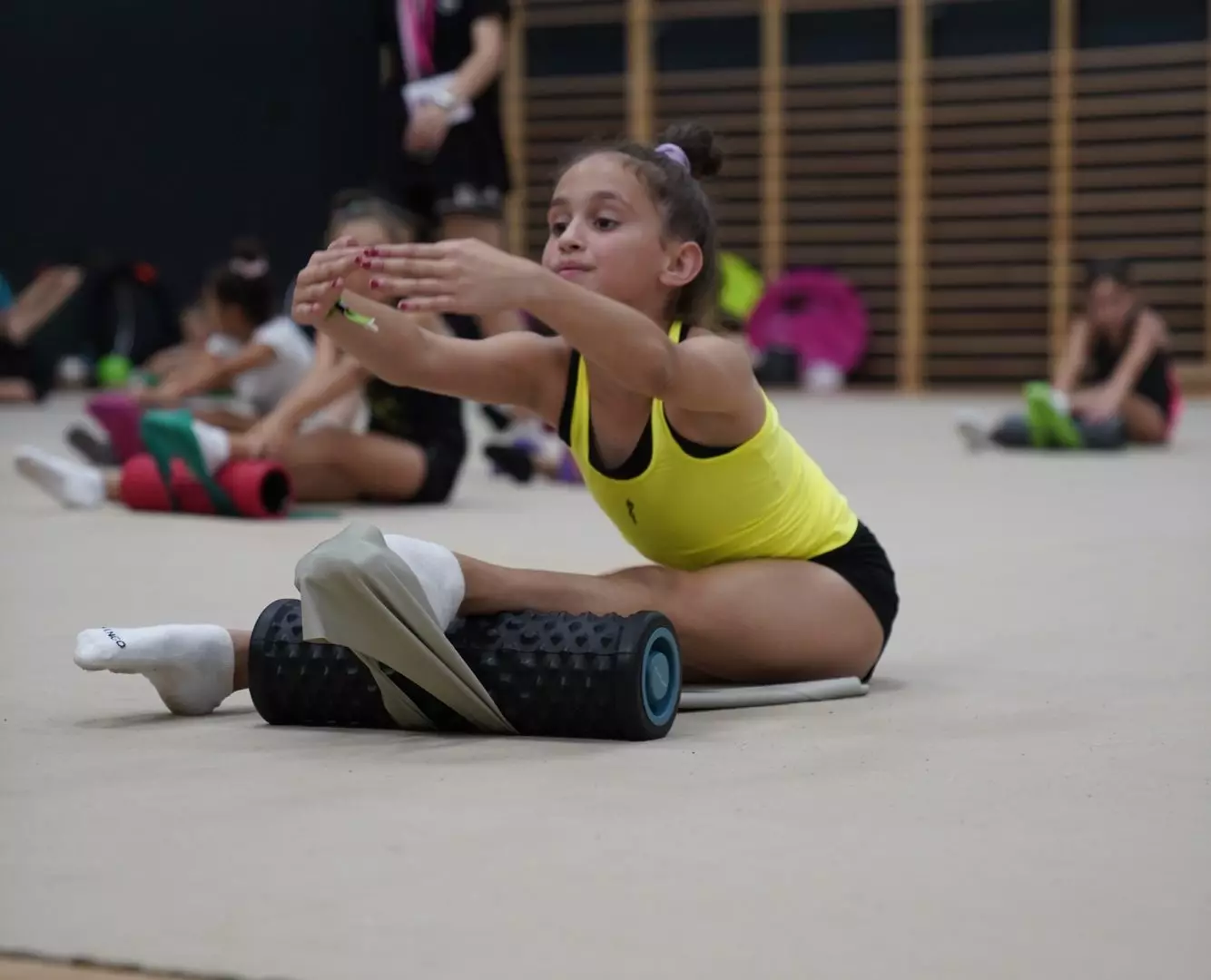 Entrenamiento de gimnasia rítmica en sala