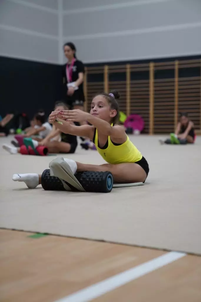 Entrenamiento de gimnasia rítmica en sala
