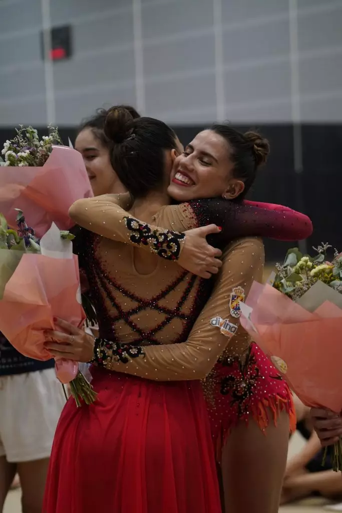Dos gimnastas se abrazan tras la gala final