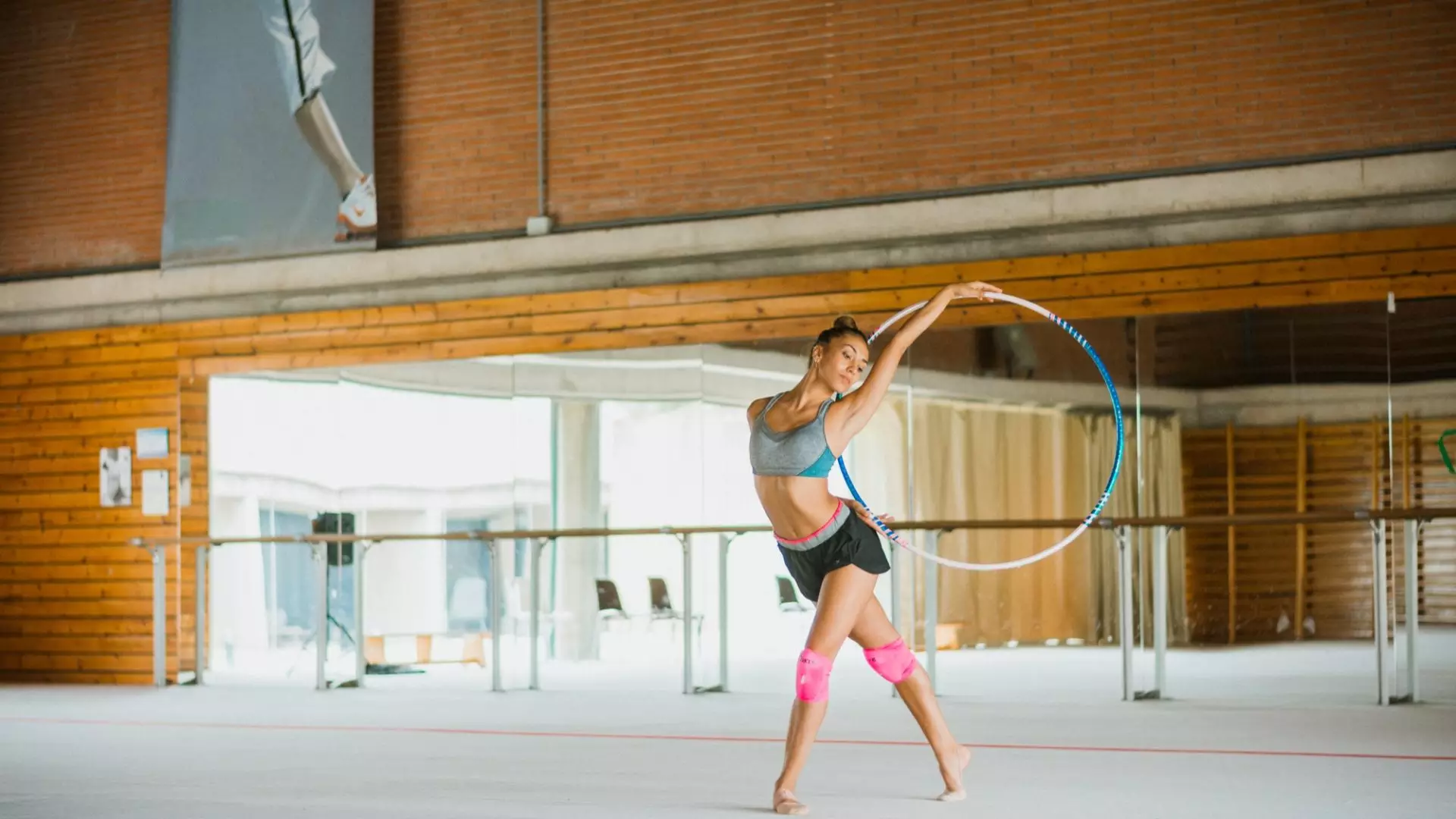 Natalia García Timofeeva entrenando con el aro